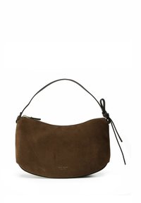 Borsa a mano in camoscio marrone con una forma curva, sottile tracolla in pelle e chiusura con zip. Presenta un piccolo logo sul davanti.