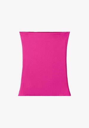 Tessuto rettangolare rosa acceso con lati leggermente curvi su sfondo bianco, che mostra una texture liscia e bordi cuciti.