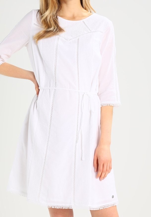 Robe blanche à manches trois-quarts, rayures verticales texturées, ceinture ajustée à la taille et bordure en dentelle le long des manches et de l'ourlet. Détail de logo circulaire à l'ourlet.
