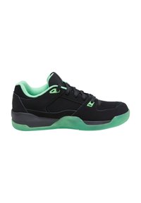 Sneakers z czarną cholewką, zielonymi akcentami i przezroczystą zieloną podeszwą. Cecha to sznurowanie oraz perforowane panele boczne.