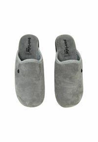 Pantofole in peluche grigio con una texture liscia, forma arrotondata, apertura sul retro e sottile accentuazione nera. Soletta morbida per il massimo comfort.