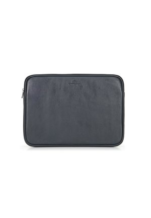 Czarna skórzana torba na laptopa o gładkiej fakturze, prostokątnym kształcie i zamknięciu na zamek, z delikatnie wytłoczonym logo na przodzie.