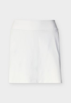 Fehér, térdig érő szoknya széles derékpánttal, sima textúrával és egyszerű kialakítással, egyszínű háttéren bemutatva.