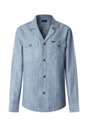 Camisa azul de manga larga para hombre con rayas verticales blancas, cierre frontal con botones, dos bolsillos en el pecho con botones y una pequeña etiqueta de la marca.