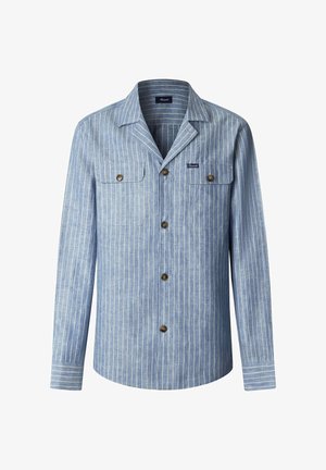 Camicia da uomo a maniche lunghe blu con righe verticali bianche, chiusura con bottoni sul davanti, due tasche sul petto con bottone e una piccola etichetta del marchio.