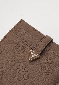 Guess CRESIDIA TAB CARD CASE - Carteira - dark taupe