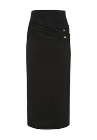 Czarna spódnica do kolan wykonana z elastycznego materiału, z marszczonym detalem po bokach oraz okrągłym metalowym akcentem na talii. Gładka tekstura.