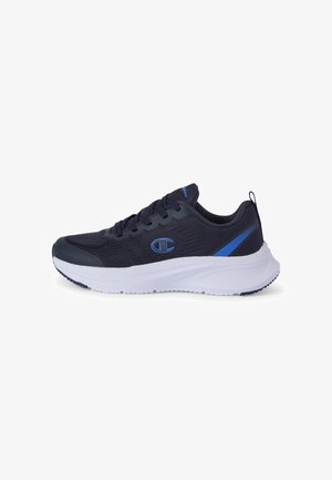 Zwart en blauw atletische sneaker met dikke witte zool, mesh bovenwerk, veters aan de voorkant en een blauw logo aan de zijkant.