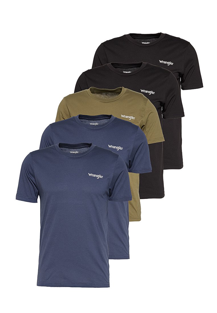Cinque magliette a manica corta in blu navy, oliva, nero e grigio con collo a girocollo e logo Wrangler sul petto, realizzate in tessuto misto cotone.