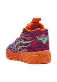 Multifarbene Sportschuhe mit einer strukturierten orangen Sohle, einem lila und roten gemusterten Mesh-Obermaterial, türkisfarbenen Akzenten und einem geflügelten Logo.