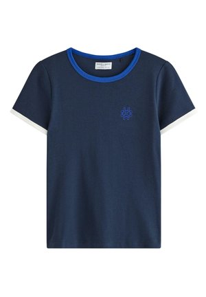 T-shirt blu navy a maniche corte con scollo a contrasto blu, orli delle maniche bianchi e piccolo emblema ricamato blu sul petto a sinistra.