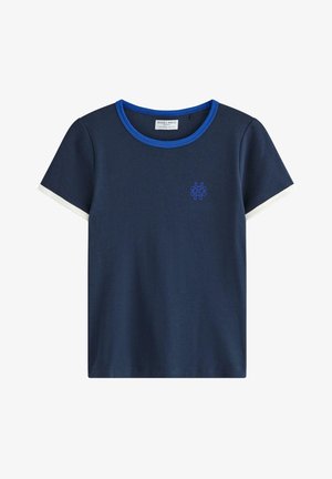 Mørkeblå T-shirt med korte ærmer, kontrasterende blå halsudskæring, hvide ærmekanter og lille blå broderet emblem på venstre bryst.