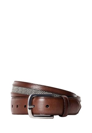 Bruine leren riem met zilverkleurige gesp, met een zwart-wit visgraatstofpatroon aan de binnenkant, opgerold op een witte achtergrond.