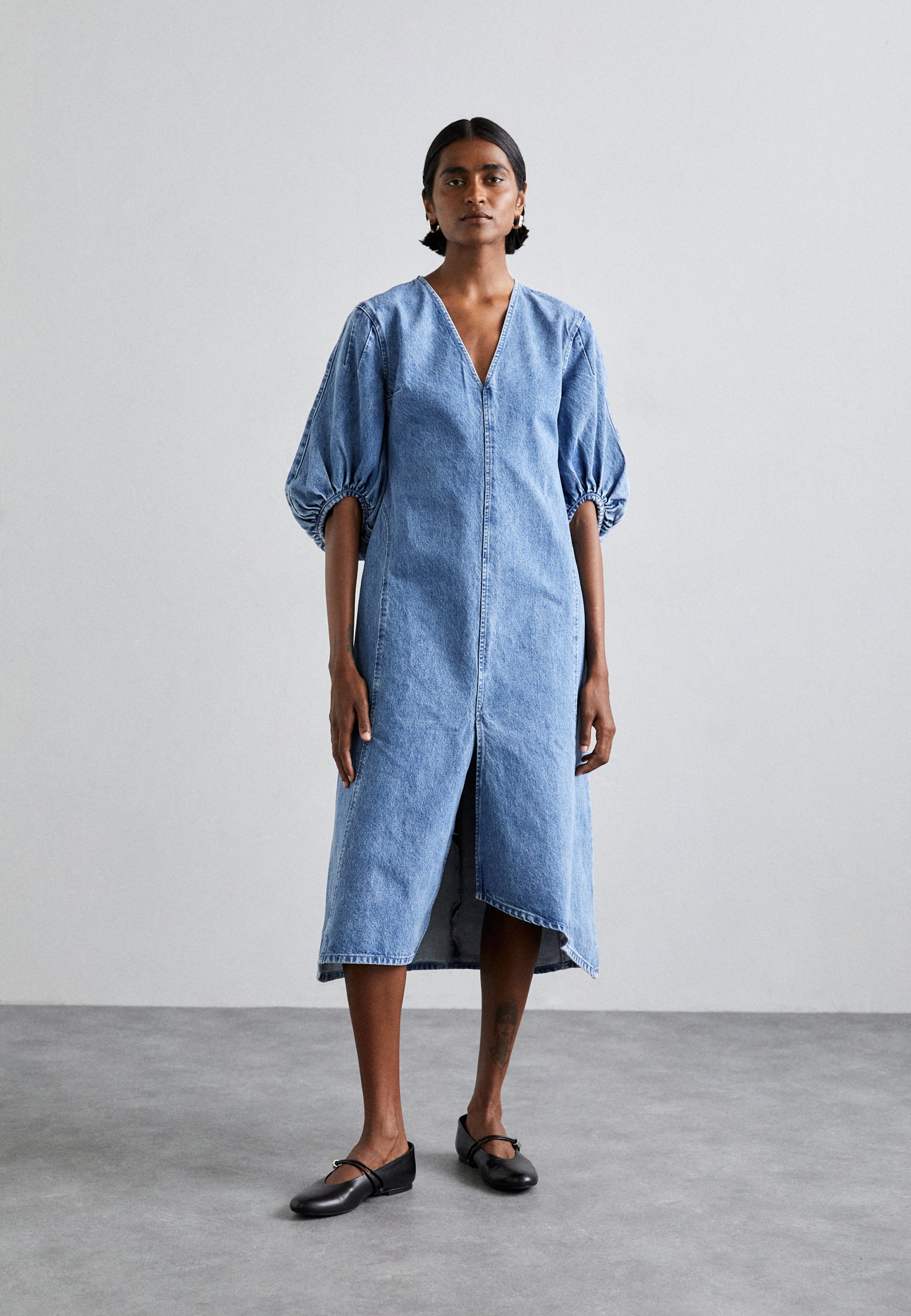 Stine Goya VOLUME SLEEVES MIDI DRESS - Denim dress - blue/blue 