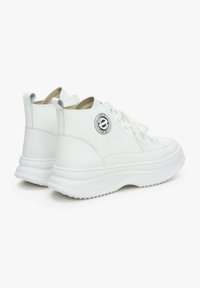Witte hoge sneakers van glad leer; ronde neus, gestructureerde zool, opvallend logo op de zijkant en platte veters.