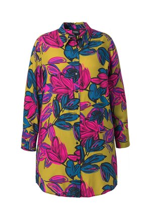 Camisa floral con un fondo amarillo y grandes patrones de flores rosas y azules, mangas largas, cierre de botones en la parte delantera y un collar clásico.