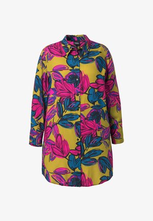 Blomster skjorte med en gul baggrund og store pink og blå blomster mønstre, lange ærmer, knaplukning fortil og klassisk krave.