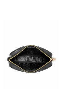 Czarna skórzana torba z zamkiem błyskawicznym, złotymi detalami i teksturowanym wnętrzem z wzorem. Zawiera przegrodę do organizacji.