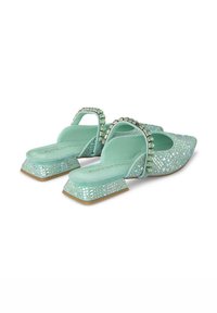 Chaussures slingback vert menthe avec un bout pointu, rehaussées de strass, dotées d'un dessus en tissu texturé et d'un petit talon bloc.