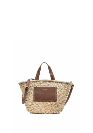 Tkany słomkowy worek typu tote z brązowymi skórzanymi uchwytami, regulowanym paskiem na ramię oraz przednią skórzaną kieszenią z złotym logo.