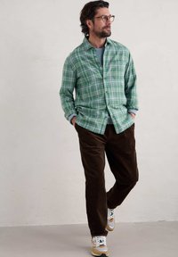 Seasalt Cornwall Camisa - green moss headland