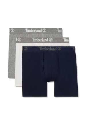 Drie paar Timberland boxershorts voor heren in marineblauw, wit en grijs, gestapeld met zichtbare, merkgeborduurde taillebanden.