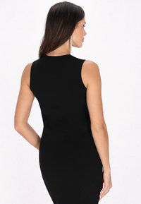 Top negru fără mâneci, cu un design mulat, textură netedă și culoare uniformă, care se termină la talie, având un guler înalt și fără ornamente vizibile.