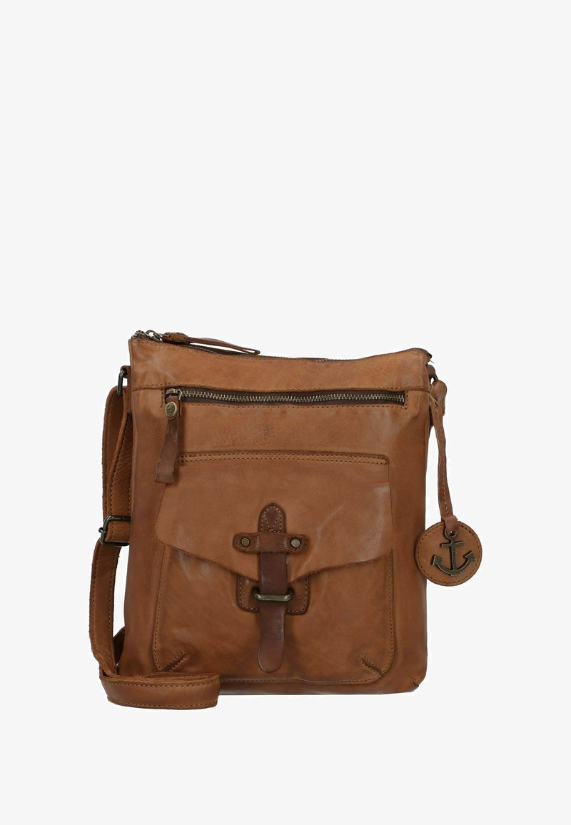Bruine leren crossbody tas met een ritssluiting aan de bovenkant, een voorvak met een gespsluiting en een decoratieve ankerhanger. Gladde textuur.
