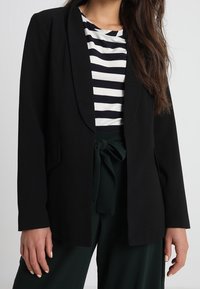 ONLY Petite Abrigo corto - black