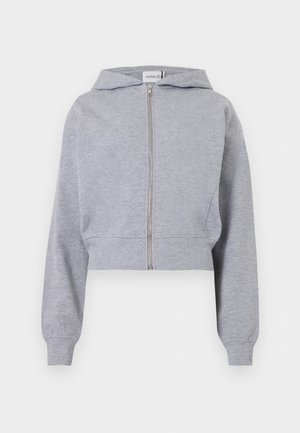 Sudadera con capucha corta de color gris claro, con cremallera, mangas largas, puños y bajo acanalados, y capucha incorporada.