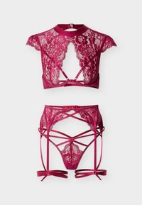 Μπορντό δαντελένιο μπραλέτι με κοντά μανίκια και λαιμόκοψη χαλτέρ, σε συνδυασμό με ταιριαστό ζαρτιέρ, που διαθέτει περίπλοκα σχέδια και σατέν λεπτομέρειες.