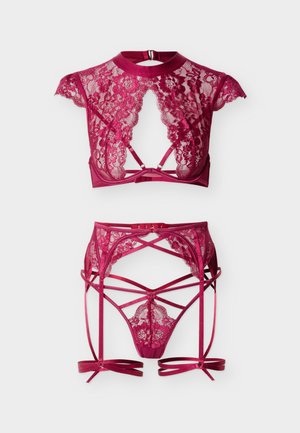 Viininpunainen pitsinen bralette, jossa on lyhyet hihat ja halterneck, yhdistetty vastaavaan sukkanauhakuvaan, jossa on monimutkaisia kuvioita ja satiininauhoja.