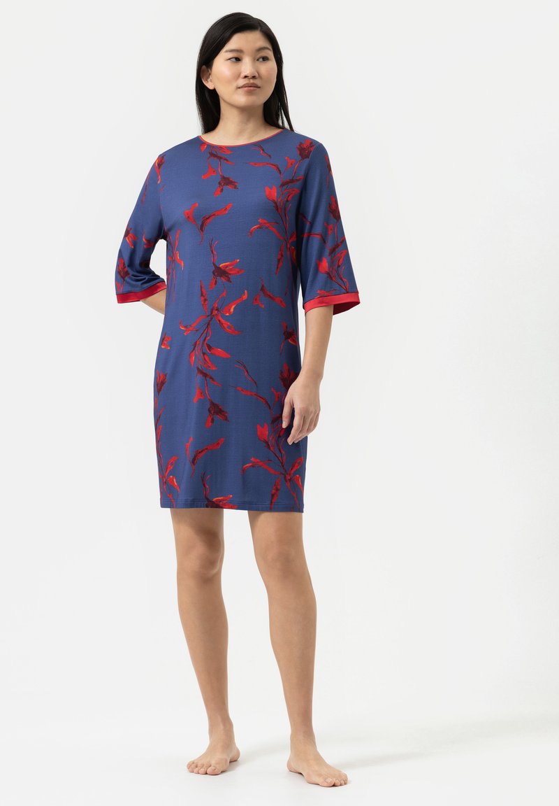 Blaues Kleid mit rotem Blumenmuster, runder Ausschnitt und Dreiviertelärmel. Weicher Stoff mit lockerer Passform, knielang.