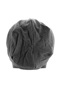 Căciulă din țesătură gri, cu o textură moale, formă rotundă și detalii pliate în partea de sus. Potrivită pentru purtarea zilnică, material elastic pentru confort.