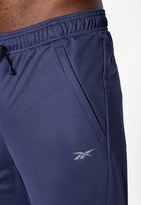 Ναυτικές jogger παντελόνες κατασκευασμένες από μαλακό ύφασμα. Διαθέτουν ελαστική μέση, πλάγιες τσέπες και ένα μικρό ασημένιο λογότυπο στο αριστερό πόδι.