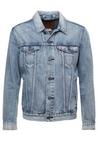 Světle modrá džínová bunda s dvěma kapsami na prsou, zapínáním na knoflíky a klasickým límcem. Materiál má lehce vybledlou texturu.