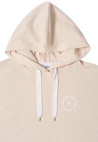 Sweat à capuche beige avec cordons blancs et texte blanc circulaire sur la poitrine indiquant "Kind to Your Mind" entourant les petites lettres "B" et "E".