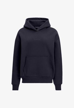 Marineblå hettegenser laget av en myk bomullsblanding, med en frontlomme i kengurustil, ribbede mansjetter og en subtil merkevarelogo på brystet.