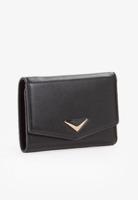 Zwarte leren portemonnee met een driehoekige gouden accent aan de voorkant. Heeft een omklapontwerp en een gladde textuur. Compacte en slanke vorm.