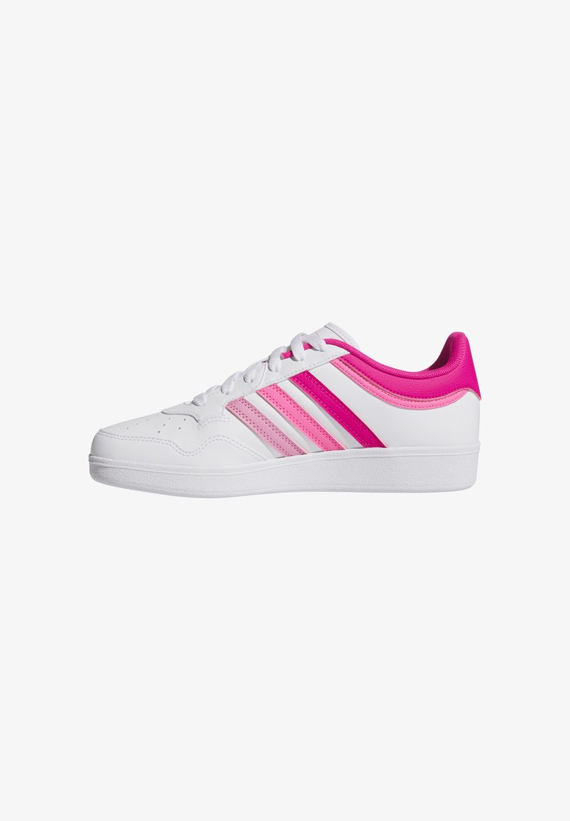 Zapatilla deportiva blanca con acentos rosas, que presenta tres franjas horizontales, puntera redonda, cierre de cordones y suela de goma texturizada.
