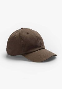 Brun bomuldsbaseballkasket med buet skygge, seks-panel design og syede ventilationshuller; justerbar rem bagpå.