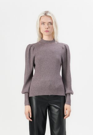 Pull en maille côtelée violet clair avec un col haut et des manches longues bouffantes, associé à un pantalon en cuir noir.