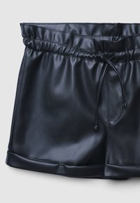 Shorts neri in finta pelle con vita elastica e coulisse, texture liscia e orlo piegato nella parte inferiore.