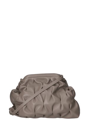 Zachte taupe leren handtas met een gequilt ontwerp, schouderband en ritsluiting. Heeft een ronde vorm en een gestructureerd oppervlak.