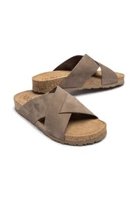 Sandales à glisser en daim marron avec un design supérieur entrecroisé, semelle en liège et semelle en caoutchouc texturé, présentant un profil bas et une esthétique décontractée.