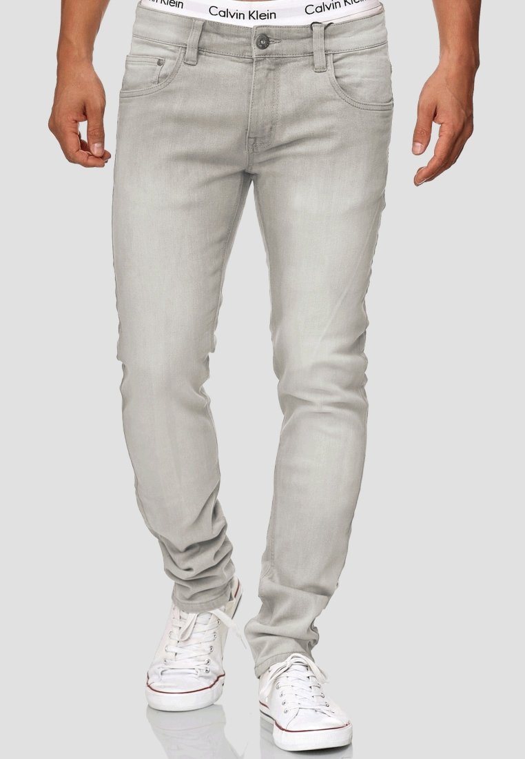Lichtgrijze denim jeans met een slim fit. Bevat een klassieke 5-pocket ontwerp, riemlussen en een Calvin Klein-logo op de tailleband.