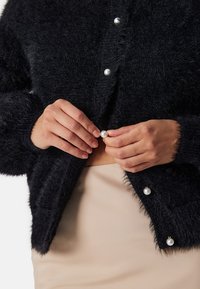 Bubbleroom FLUFFY KNITTED PEARL - Vest - black