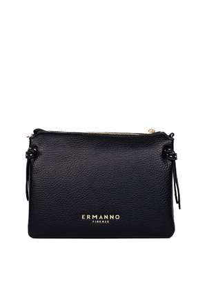 Clutch in pelle nera texturizzata con zip dorata e logo "Ermanno Firenze" al centro sul davanti, caratterizzato da nodi laterali e tiretti.