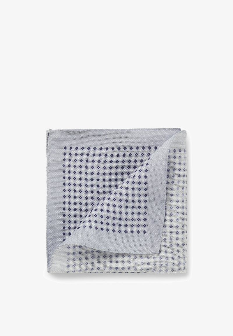 Lysegråt strikket firkantet klæde med et foldet hjørne, prydet med et gentaget mønster af små mørkeblå diamantformer.