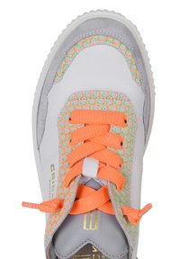 Weiße Sneaker mit grauen Wildlederakzenten, leuchtend orangen Schnürsenkeln und einem gemusterten Mesh-Design in grünen und orangenen Tönen. Goldenes Logo-Detail.